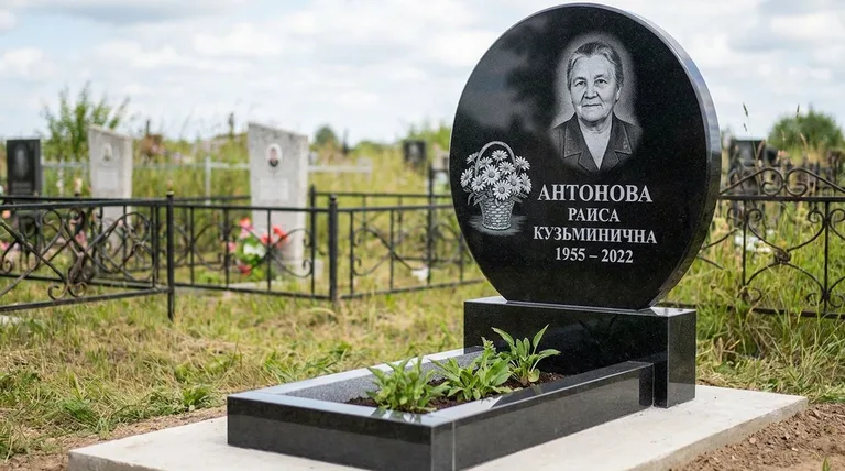 Памятник с гравировкой ромашек — выполненная работа «Антонова» в Салехарде