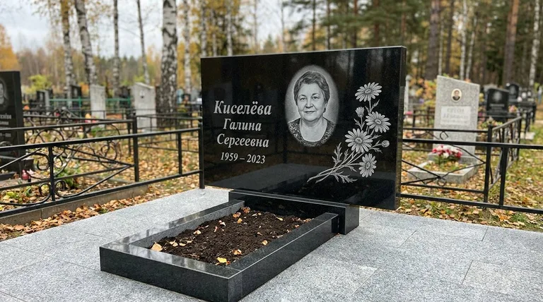 Памятник с гравировкой ромашек — выполненная работа «Киселёва» в Салехарде