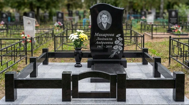 Памятник с гравировкой ромашек — выполненная работа «Макарова» в Салехарде