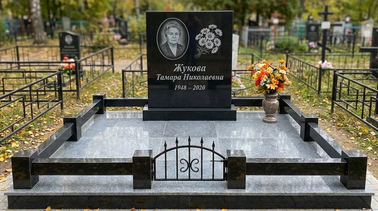 Памятник с гравировкой ромашек — выполненная работа «Жукова» в Салехарде