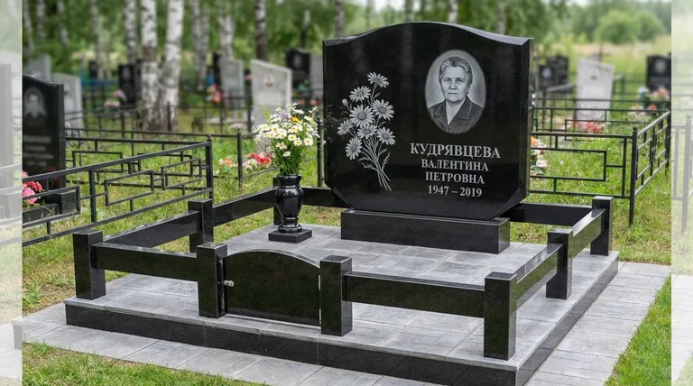 Памятник с гравировкой ромашек — выполненная работа «Кудрявцева» в Салехарде