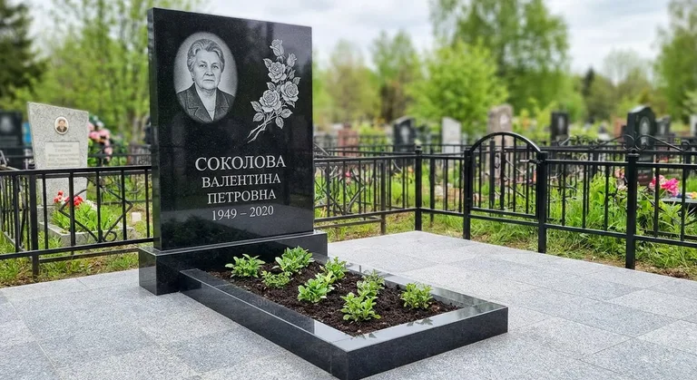 Памятник с гравировкой роз — выполненная работа «Соколова» в Салехарде