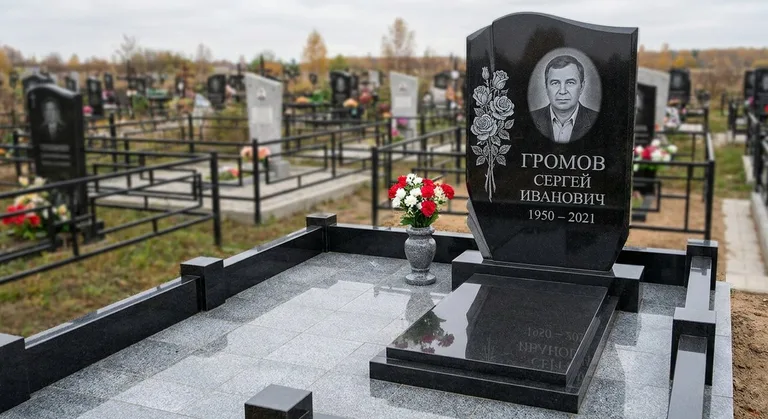 Памятник с гравировкой роз — выполненная работа «Громов» в Салехарде