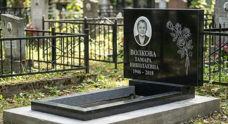 Памятник с гравировкой роз — выполненная работа «Волкова» в Салехарде