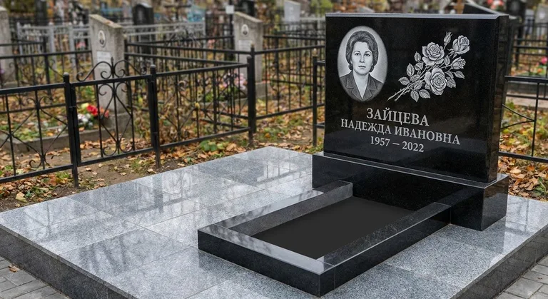 Памятник с гравировкой роз — выполненная работа «Зайцева» в Салехарде