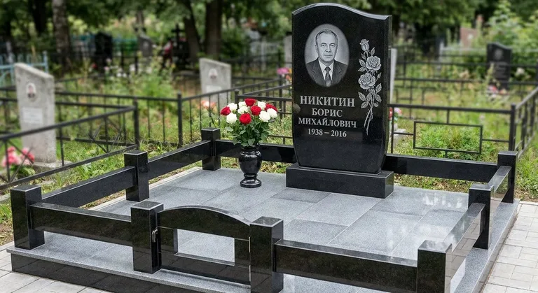 Памятник с гравировкой роз — выполненная работа «Никитин» в Салехарде