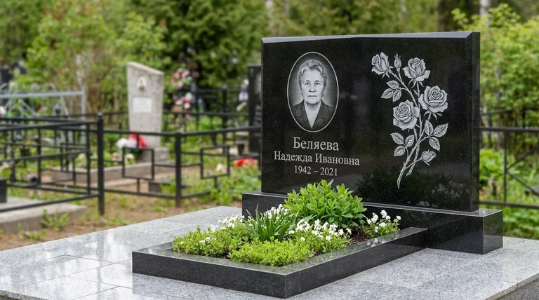 Памятник с гравировкой роз — выполненная работа «Беляева» в Салехарде