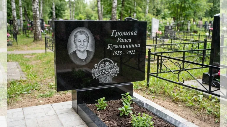 Памятник с гравировкой роз — выполненная работа «Громова» в Салехарде