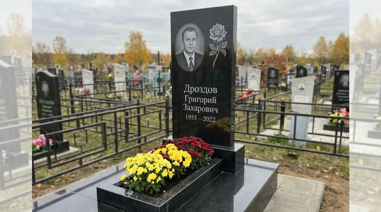 Памятник с гравировкой роз — выполненная работа «Дроздов» в Салехарде