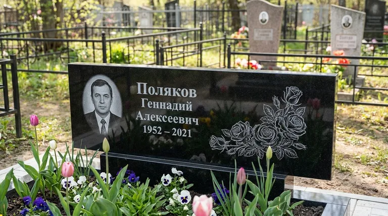 Памятник с гравировкой роз — выполненная работа «Поляков» в Салехарде