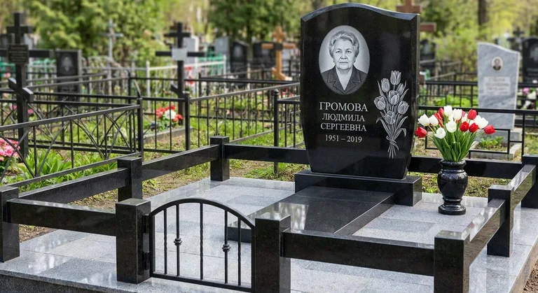 Памятник с гравировкой тюльпанов — выполненная работа «Громова» в Салехарде