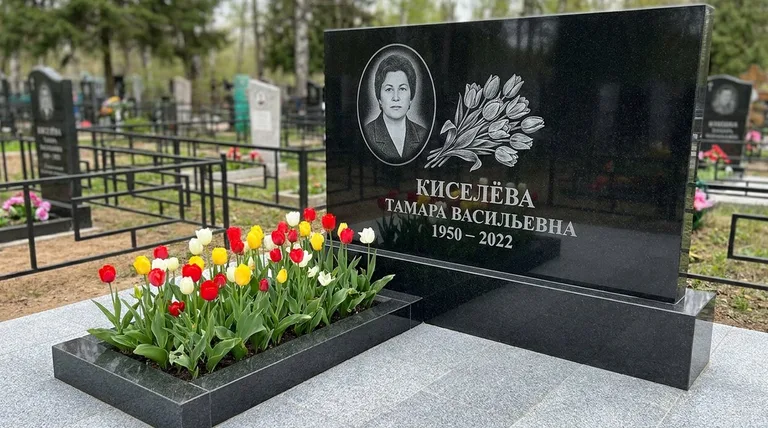 Памятник с гравировкой тюльпанов — выполненная работа «Киселёва» в Салехарде