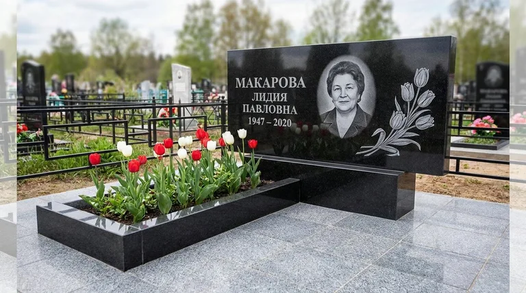 Памятник с гравировкой тюльпанов — выполненная работа «Макарова» в Салехарде