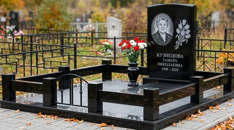 Памятник с гравировкой тюльпанов — выполненная работа «Кузнецова» в Салехарде