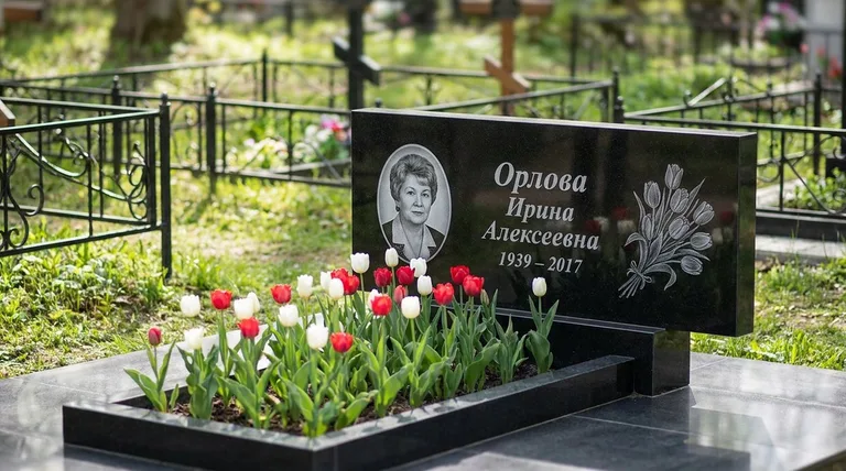 Памятник с гравировкой тюльпанов — выполненная работа «Орлова» в Салехарде