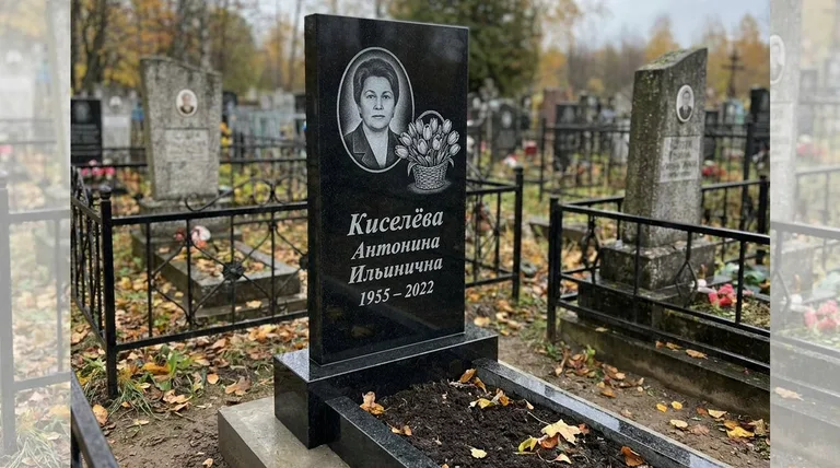 Памятник с гравировкой тюльпанов — выполненная работа «Киселёва» в Салехарде