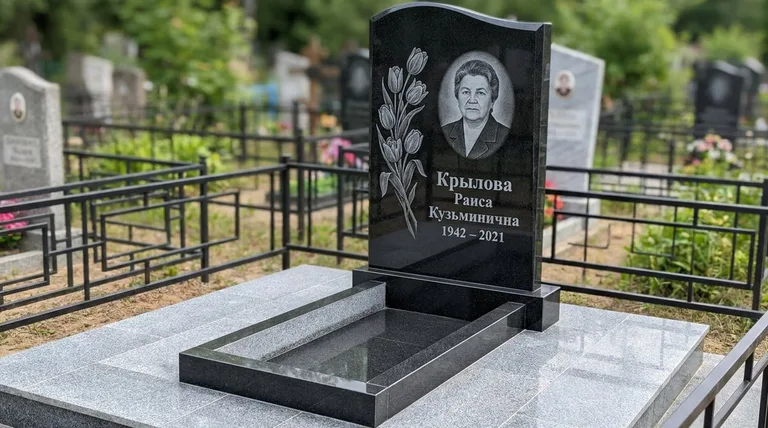 Памятник с гравировкой тюльпанов — выполненная работа «Крылова» в Салехарде