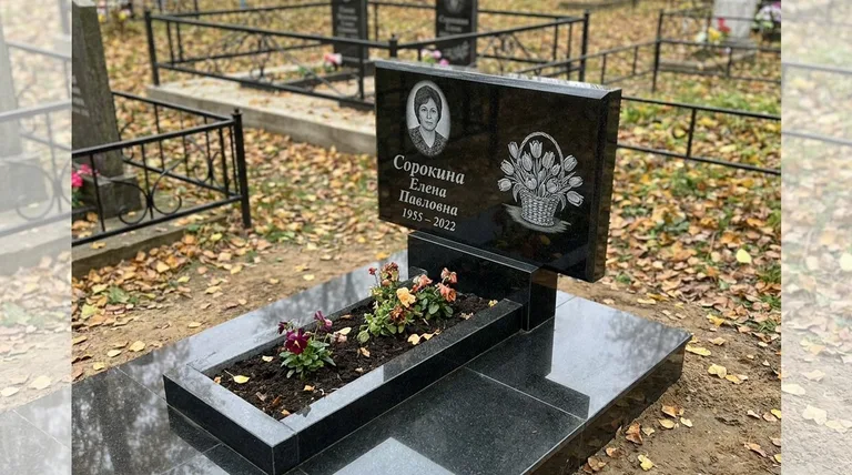 Памятник с гравировкой тюльпанов — выполненная работа «Сорокина» в Салехарде