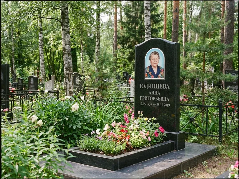 Овальный портрет на памятнике весной в Салехарде