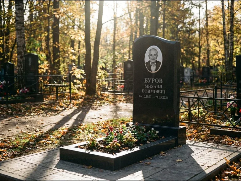 Овальный керамический портрет — установленная работа в Салехарде