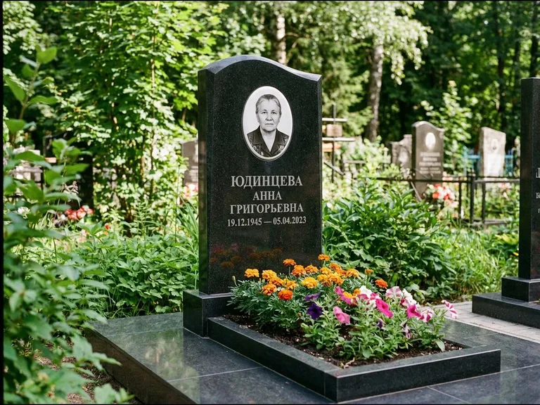 Овальный портрет на сером граните — работа «Юдинцева» в Салехарде