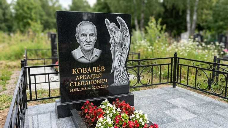 Гравировка ангела на памятник в Салехарде — памятник из чёрного гранита с гравировкой