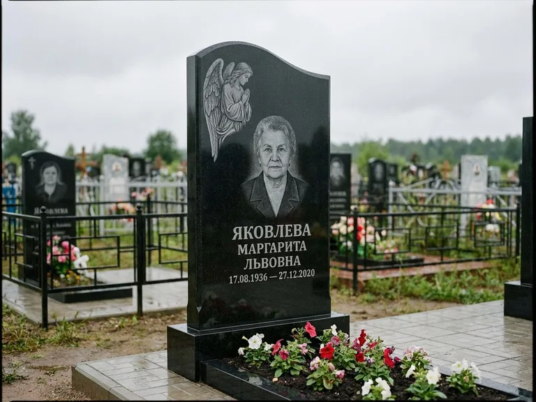 Памятник с гравировкой ангела — гравировка молящегося ангела в верхней части стелы, работа «Яковлева» в Салехарде