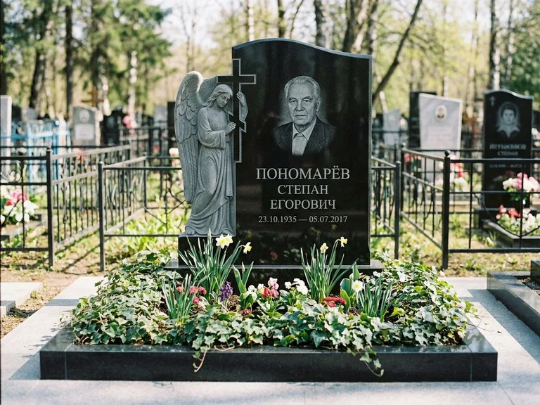 Памятник с гравировкой ангела — гравировка ангела с крестом рядом с эпитафией, работа «Пономарёв» в Салехарде