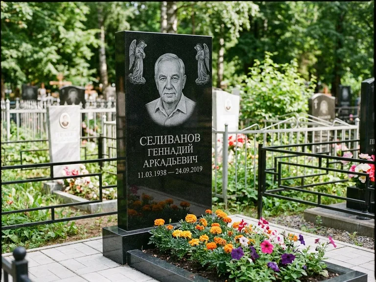 Памятник с гравировкой ангела — гравировка двух ангелов по сторонам портрета, работа «Селиванов» в Салехарде