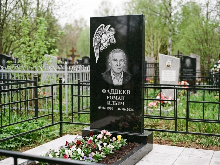Памятник с гравировкой ангела — белая гравировка скорбящего ангела над портретом, работа «Фаддеев» в Салехарде