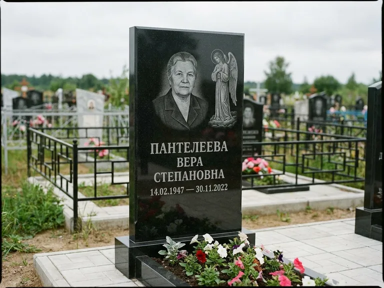 Памятник с гравировкой ангела — гравировка ангела-хранителя сбоку от портрета, работа «Пантелеева» в Салехарде