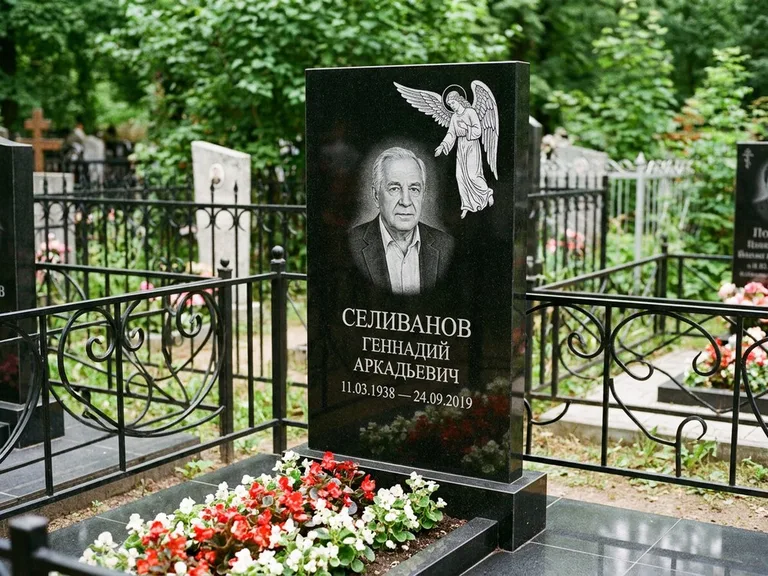 Памятник с гравировкой ангела — белая гравировка скорбящего ангела над портретом, работа «Селиванов» в Салехарде