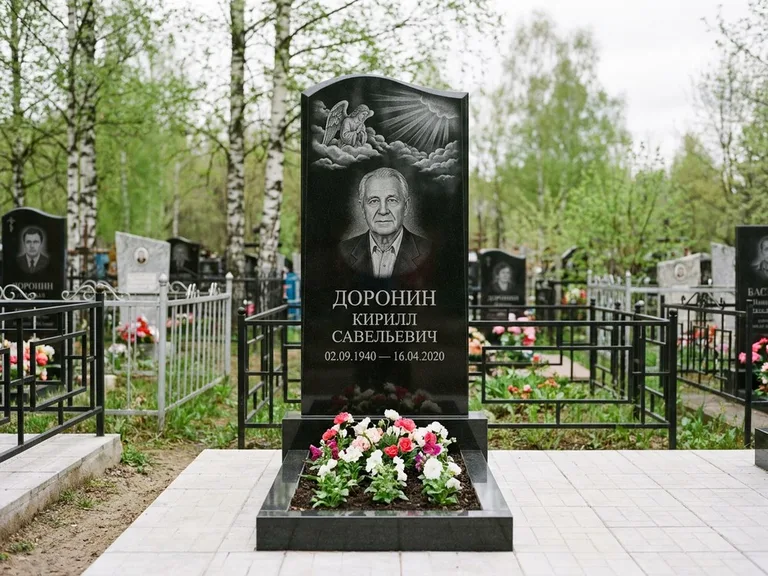 Памятник с гравировкой ангела — гравировка ангела в облаках с лучами над портретом, работа «Доронин» в Салехарде