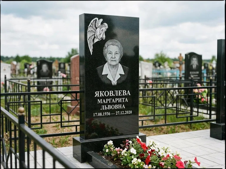 Памятник с гравировкой ангела — белая гравировка скорбящего ангела над портретом, работа «Яковлева» в Салехарде
