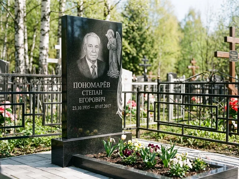 Памятник с гравировкой ангела — гравировка ангела-хранителя сбоку от портрета, работа «Пономарёв» в Салехарде