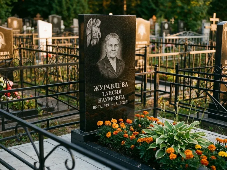 Памятник с гравировкой ангела — гравировка молящегося ангела в верхней части стелы, работа «Журавлёва» в Салехарде