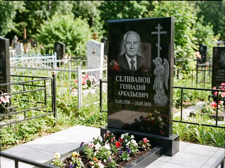 Памятник с гравировкой ангела — гравировка ангела с крестом рядом с эпитафией, работа «Селиванов» в Салехарде
