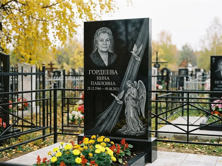Памятник с гравировкой ангела — гравировка ангела с голубем по диагонали стелы, работа «Гордеева» в Салехарде