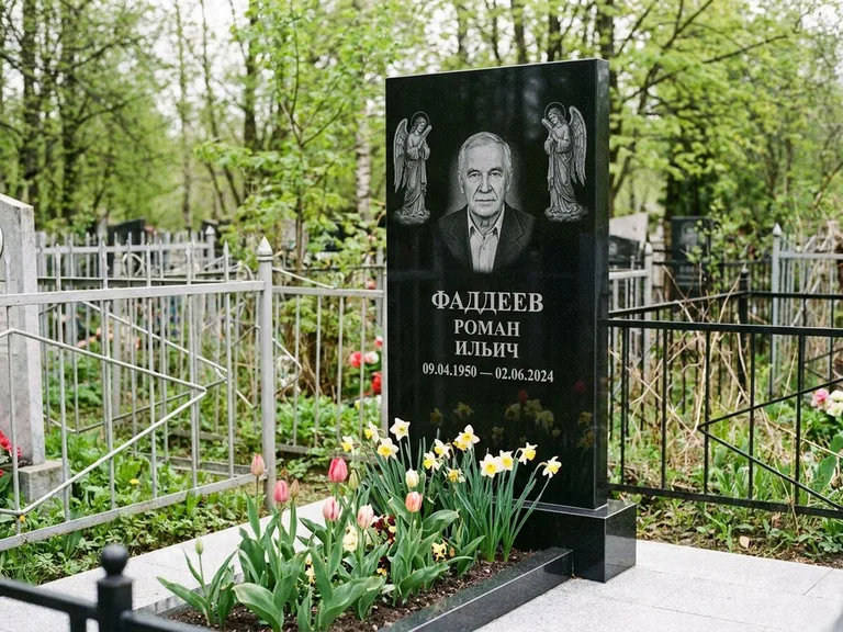 Памятник с гравировкой ангела — гравировка двух ангелов по сторонам портрета, работа «Фаддеев» в Салехарде