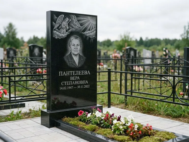 Памятник с гравировкой ангела — гравировка ангела в облаках с лучами над портретом, работа «Пантелеева» в Салехарде