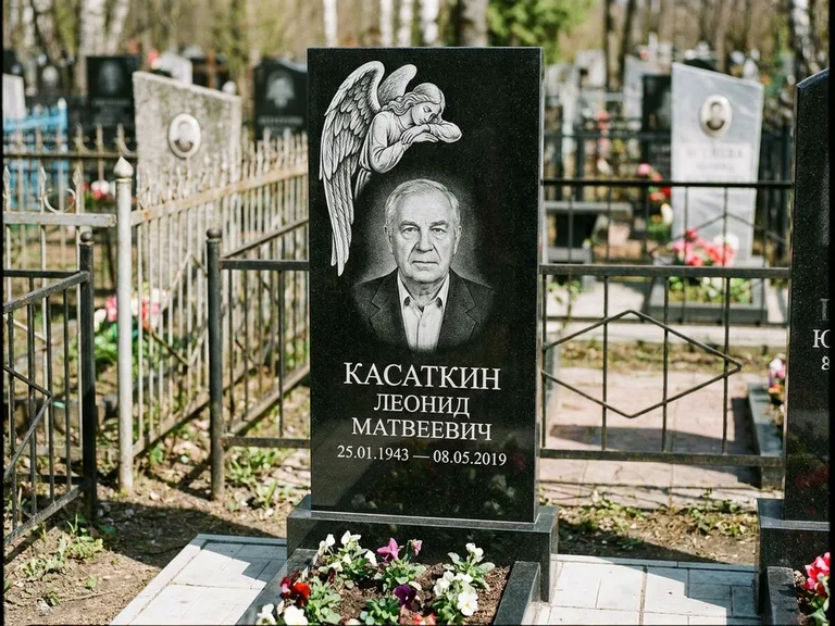 Памятник с гравировкой ангела — белая гравировка скорбящего ангела над портретом, работа «Касаткин» в Салехарде