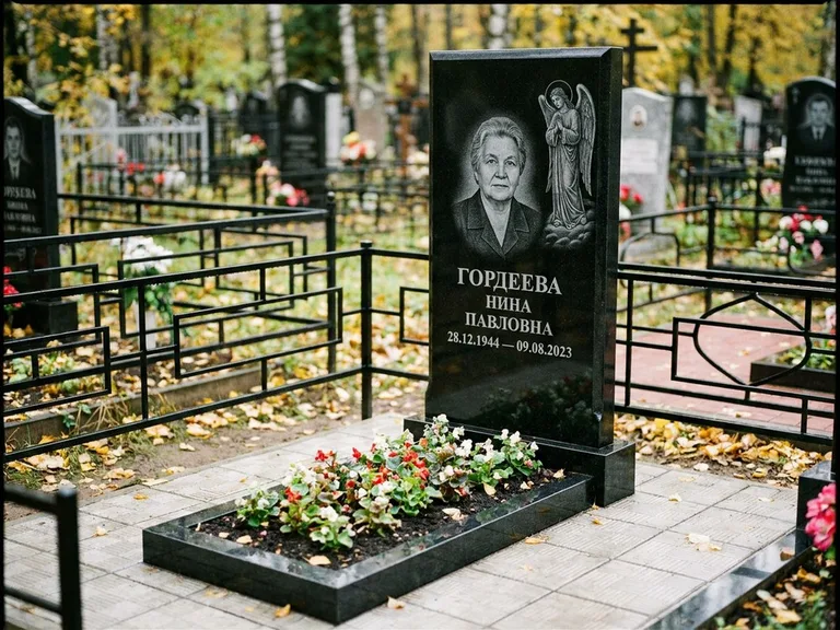 Памятник с гравировкой ангела — гравировка ангела-хранителя сбоку от портрета, работа «Гордеева» в Салехарде