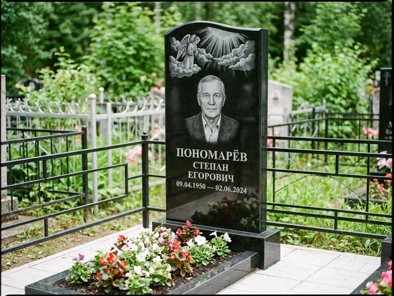 Памятник с гравировкой ангела — гравировка ангела-хранителя сбоку от портрета, работа «Лобанова» в Салехарде