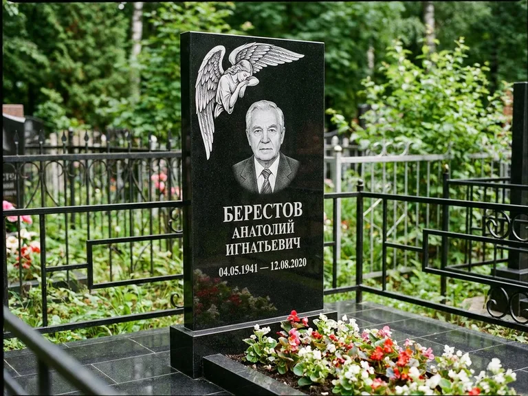 Памятник с гравировкой ангела — гравировка молящегося ангела в верхней части стелы, работа «Свиридов» в Салехарде