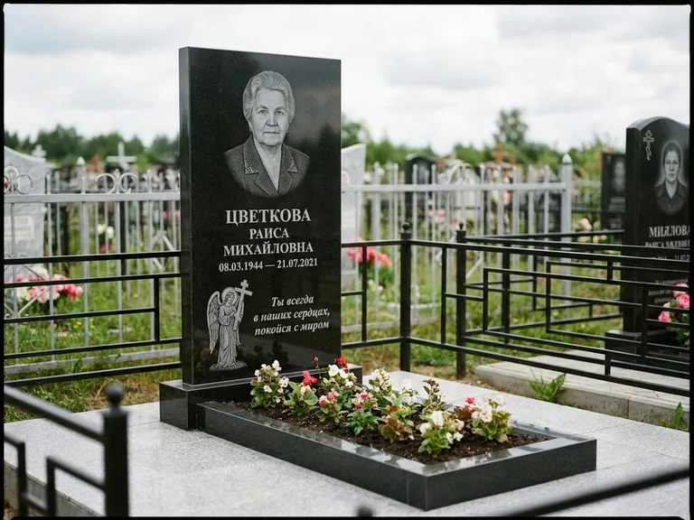 Памятник с гравировкой ангела — гравировка двух ангелов по сторонам портрета, работа «Яковлева» в Салехарде