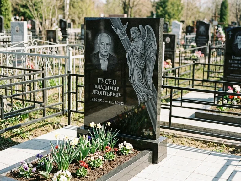 Памятник с гравировкой ангела — гравировка ангела в облаках с лучами над портретом, работа «Пономарёв» в Салехарде
