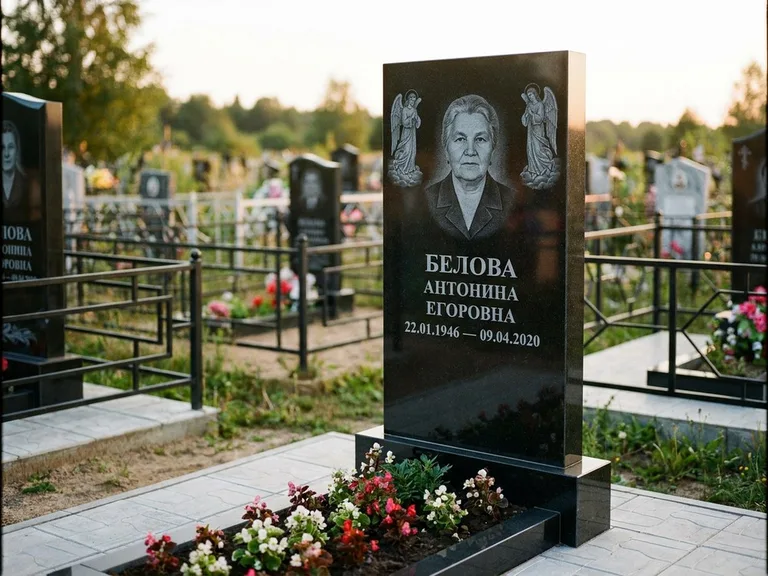 Памятник с гравировкой ангела — белая гравировка скорбящего ангела над портретом, работа «Журавлёва» в Салехарде