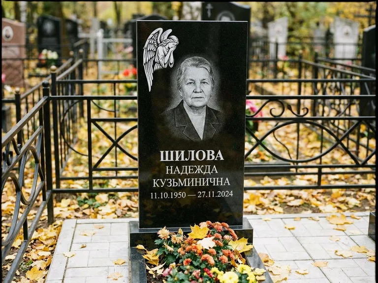 Памятник с гравировкой ангела — гравировка молящегося ангела в верхней части стелы, работа «Гордеева» в Салехарде