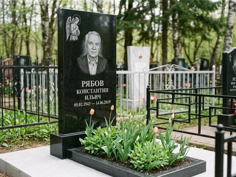 Памятник с гравировкой ангела — гравировка ангела с крестом рядом с эпитафией, работа «Фаддеев» в Салехарде