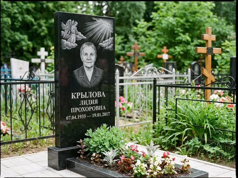 Памятник с гравировкой ангела — гравировка ангела в облаках с лучами над портретом, работа «Лобанова» в Салехарде